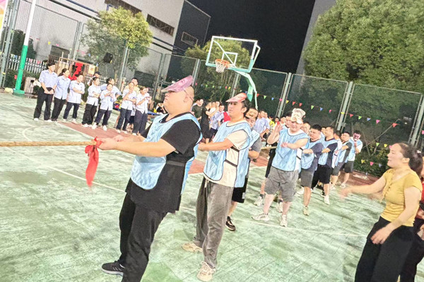 奇億金屬趣味運(yùn)動(dòng)會(huì)拔河比賽現(xiàn)場(chǎng)特寫(xiě)